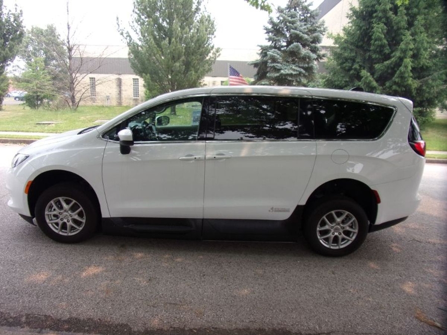 2022 Chrysler Voyager LX