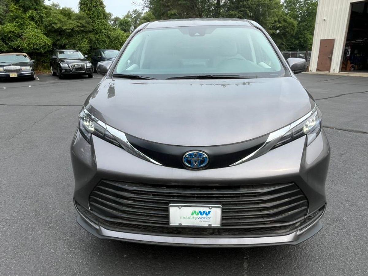 New 2024 Toyota Sienna FWD LE